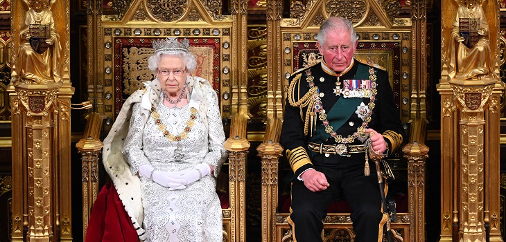 La decisión de la reina Isabel que beneficiaría al príncipe Carlos pero 'lapidaría' a su hijo Andrés