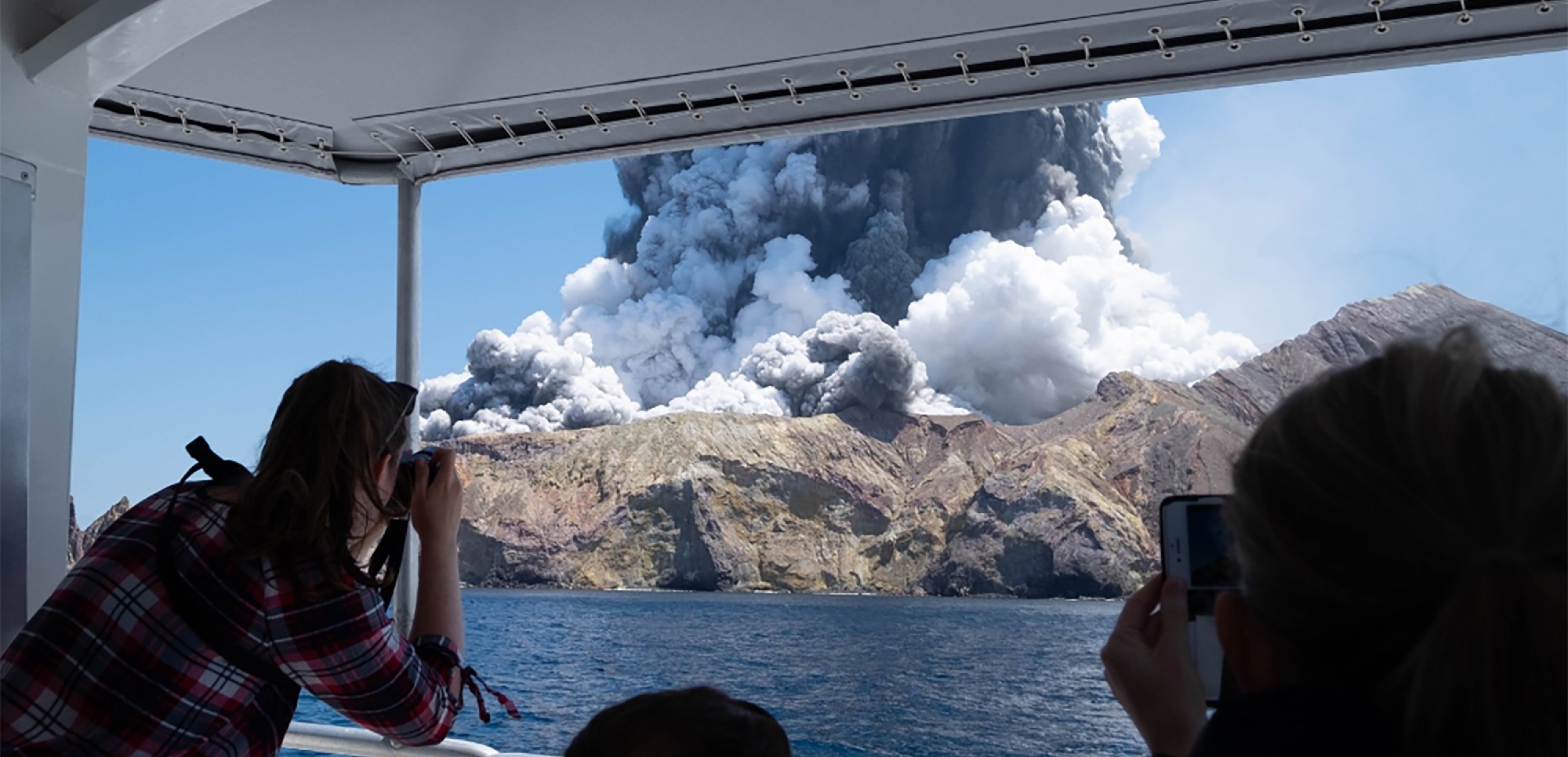 Cinco muertos y 18 heridos dejó erupción de volcán en Nueva Zelanda