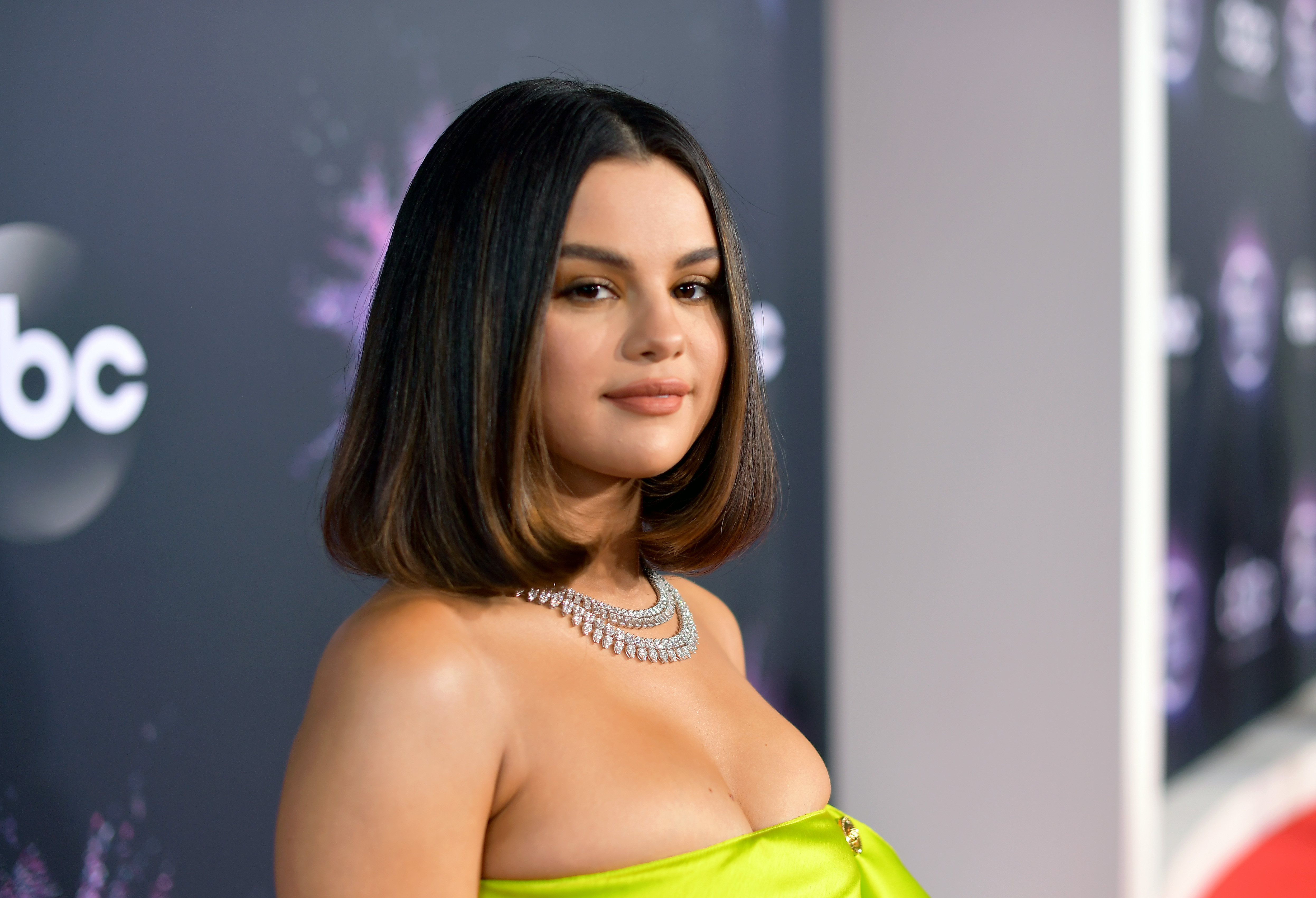 Selena Gomez encantó a sus seguidores con nuevo look setentero que es ideal para cualquier temporada