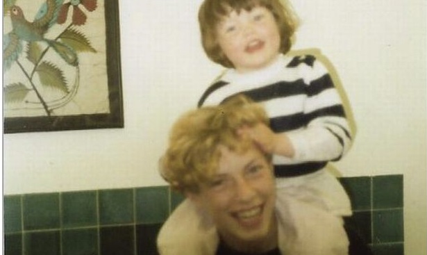 Chris Martin con la hermanita Nicola