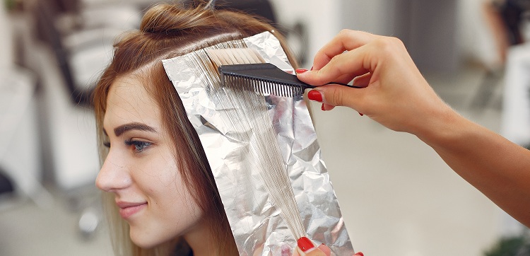 Estudio asegura que uso excesivo de tintes y alisadores de pelo aumentaría riesgo de cáncer de mama