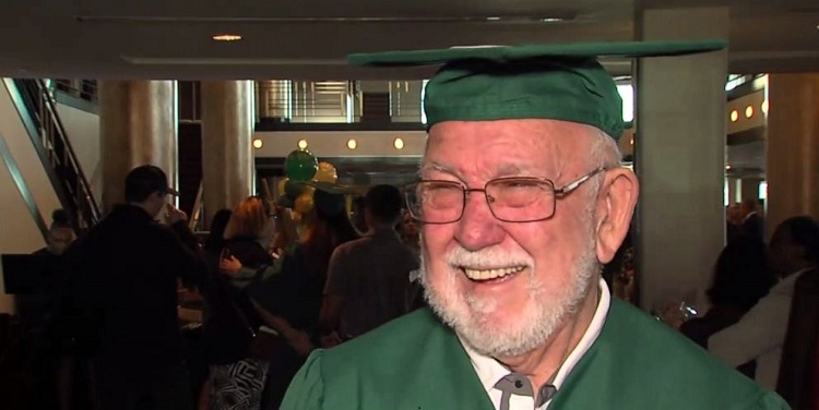 Hombre de 81 años terminó sus estudios universitarios:  se lo había prometido a su madre