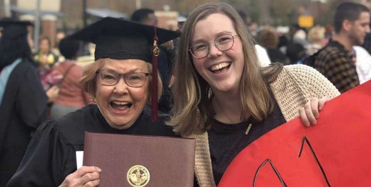 Joven cumplió gran sueño de su abuelita: la ayudó a terminar la universidad tras 73 años de receso