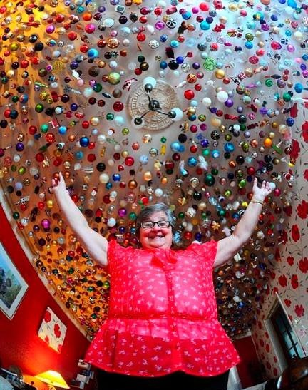 Mujer de 77 años se corona como la fan n°1 de la Navidad: ha gastado más de 15 millones en adornos