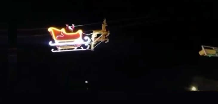 Mal cálculo: viralizan choque del trineo del 'Viejito Pascuero' en pleno espectáculo en México