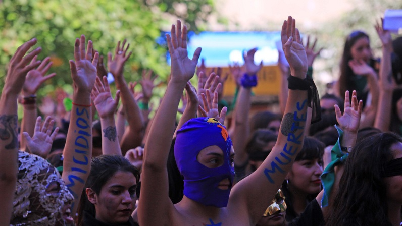 Tres hombres se adueñaron de dominios relacionados con LasTesis: 