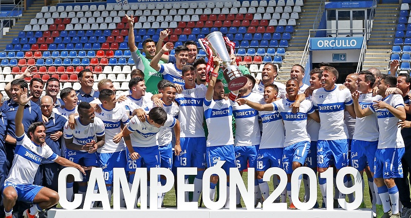El gesto en señal de protesta de Ignacio Saavedra en foto oficial de campeón de Universidad Católica