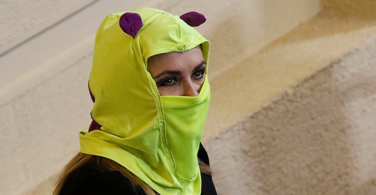 Pamela Jiles ingresó encapuchada en medio de discusión de acusación constitucional contra Piñera