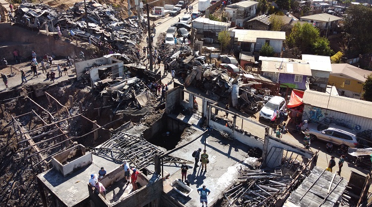 Aumentan a 245 las viviendas afectadas por el incendio en Valparaíso: hay más de mil damnificados
