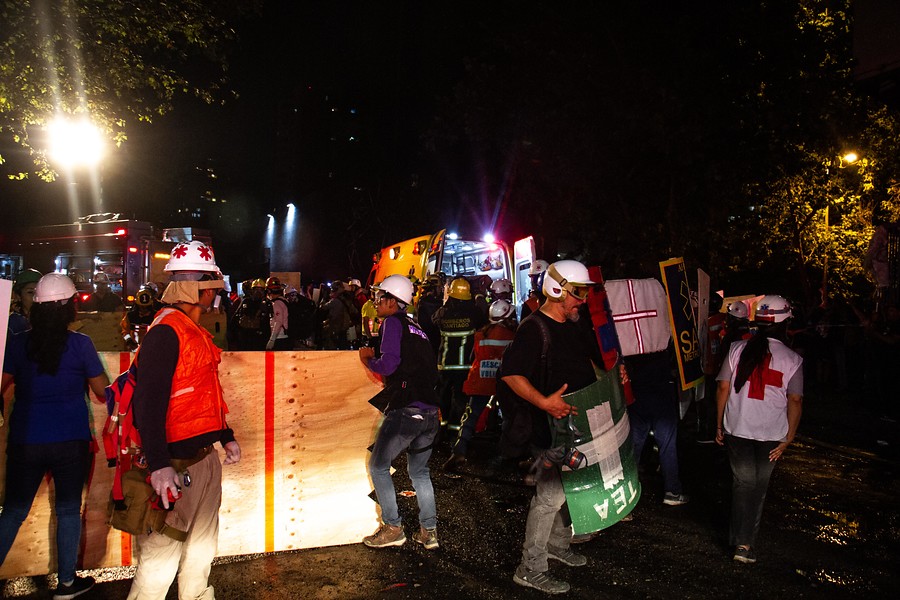Hombre muere en inmediaciones de manifestación en Santiago: habría caído a pozo electrificado