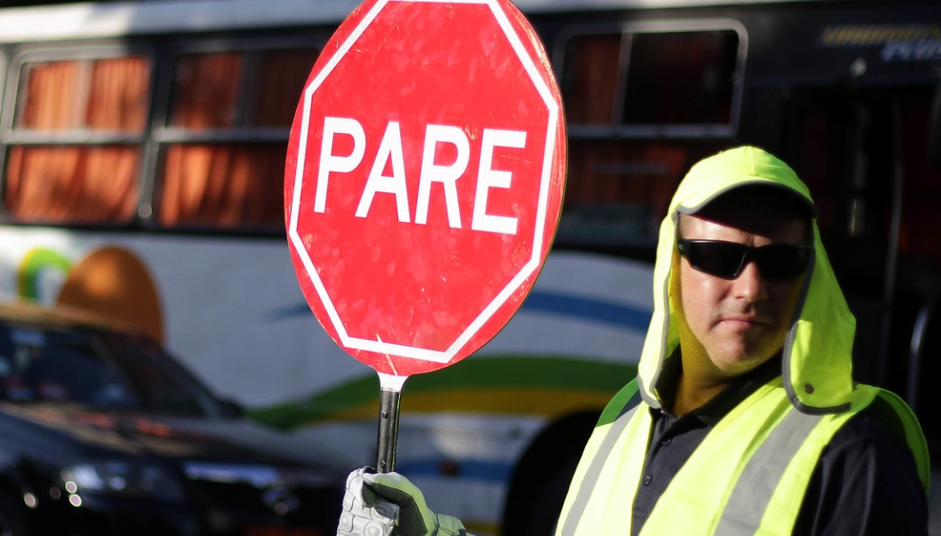Semáforos humanos: así funciona el proyecto de trabajos que ayudará a dirigir tránsito de Santiago