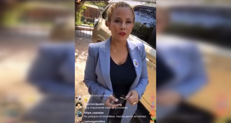 Orden de Contraloría: Cathy Barriga deberá devolver dinero por pintar vehículo nuevo de color dorado