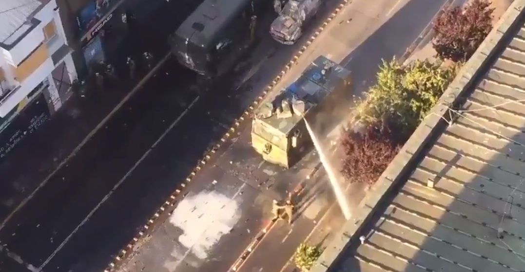 Registran momento exacto en que carabinero fue atropellado por carro lanza agua en Concepción