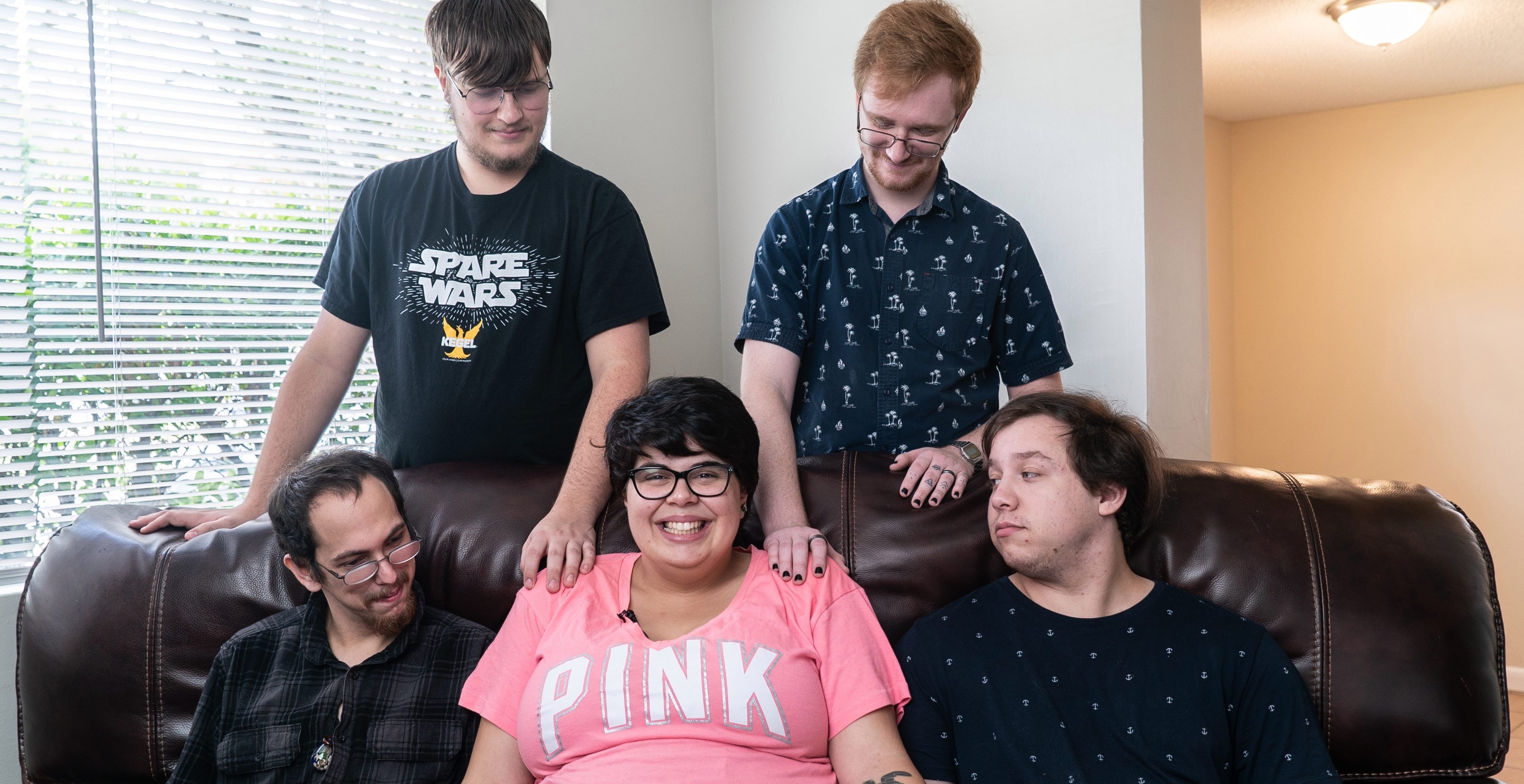 Joven espera un bebé de uno de sus cuatro pololos: todos viven en la misma casa y lo criarán juntos