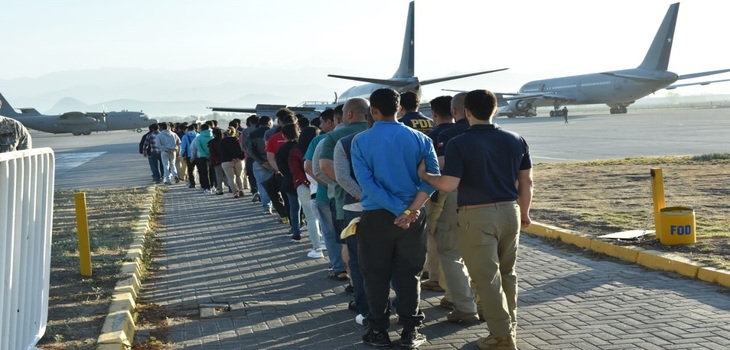 Interior y PDI lideran nueva expulsión de migrantes: Espinosa acusa al INDH de mentirle al país