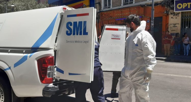 Hallan dos cuerpos en tienda Hites incendiada hace un mes en Valparaíso: fueron retirados por el SML