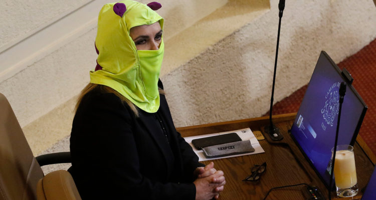 Celis (RN) pedirá a C. de Ética que se pronuncie por performance de Jiles durante AC contra Piñera