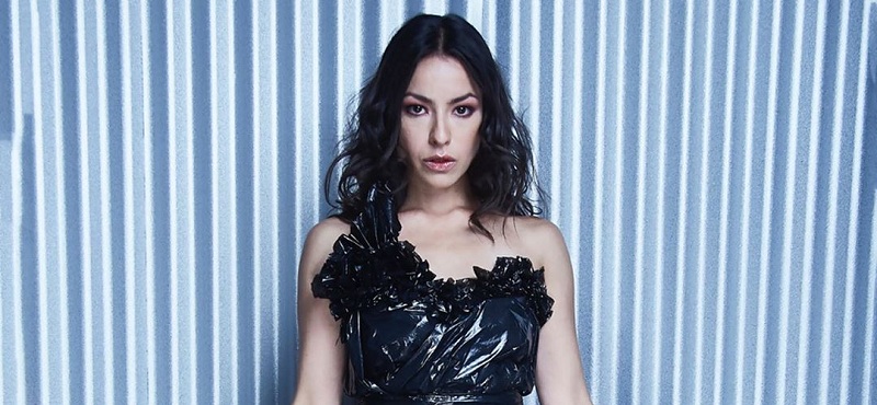 Antonia Giesen sorprendió al posar con vestido hecho con bolsas de basura: tiene un trasfondo social