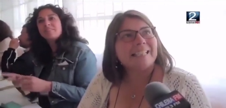 El cómico exabrupto de delegada de votación que desencajó a periodista de Canal 2 de San Antonio