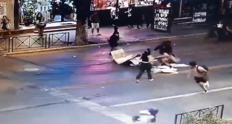 Hombre se enfrentó con manifestantes que iniciaban barricada en Providencia: golpe lo dejó grave