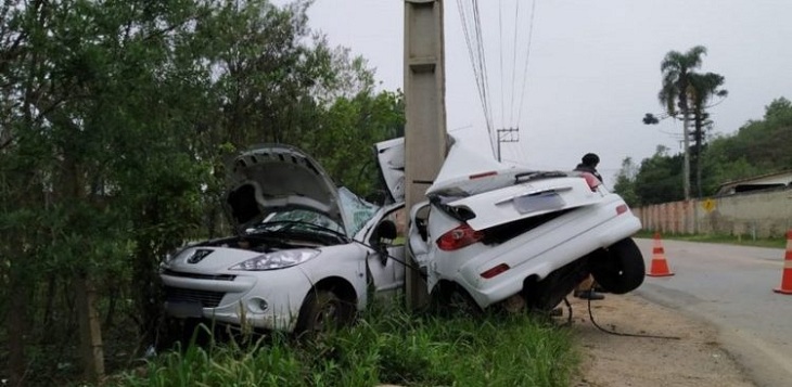 Auto se partió en dos tras violento choque con poste de luz en Brasil: cámara captó el momento