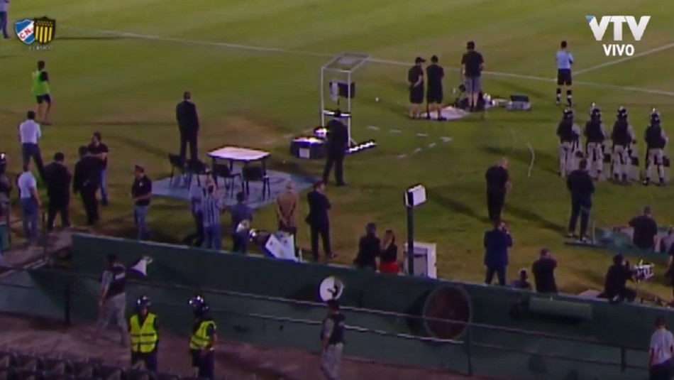 El viento se la llevó (literal): final de torneo de Uruguay vivió insólito momento con la copa