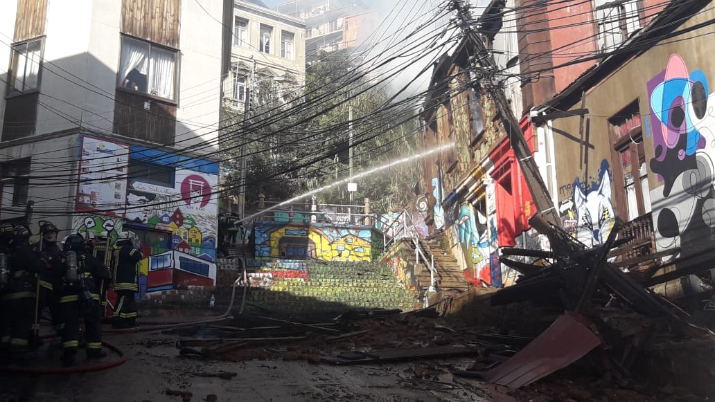 Casa abandonada se derrumba tras incendio en Cerro Bellavista de Valparaíso