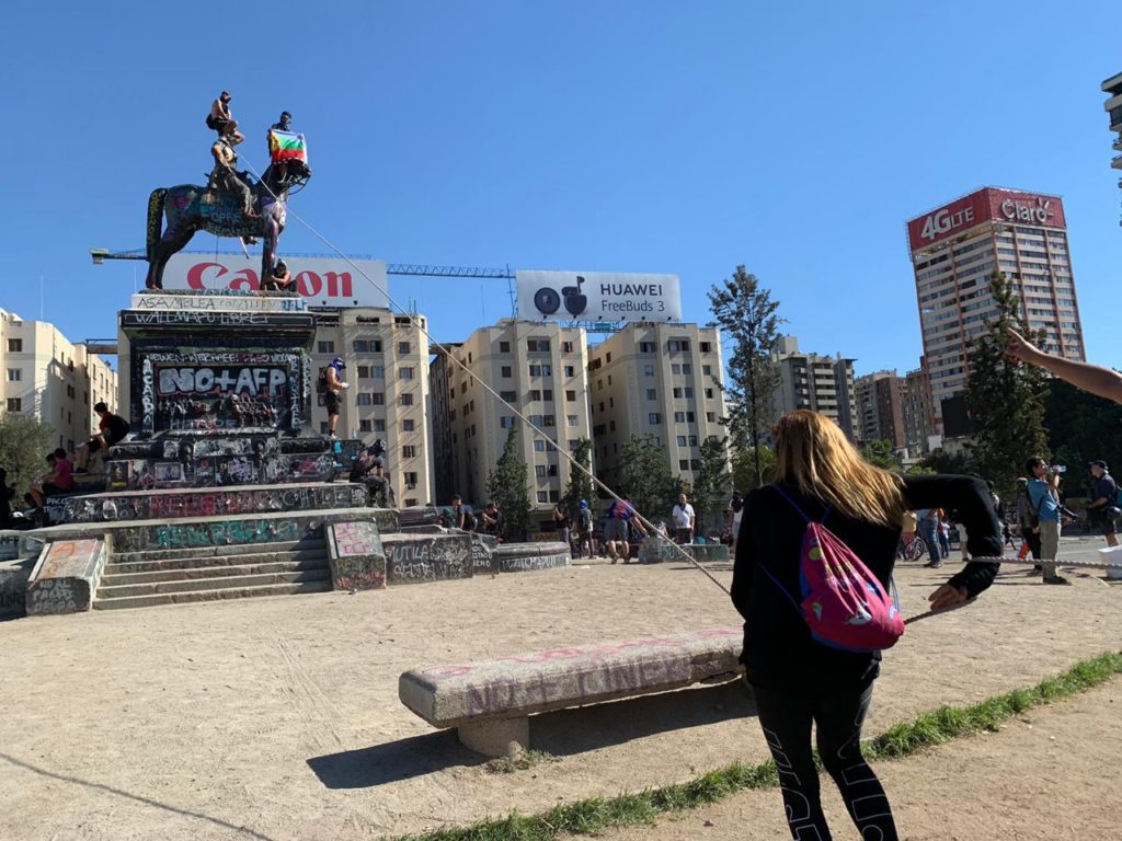 Intentan derribar con cuerdas y martillo estatua de general Manuel Baquedano en Plaza Italia