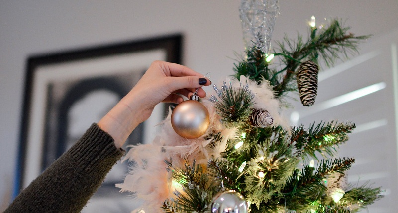 ¿Cómo nacieron el 'arbolito' y los clásicos adornos? El origen de 7 tradiciones de Navidad