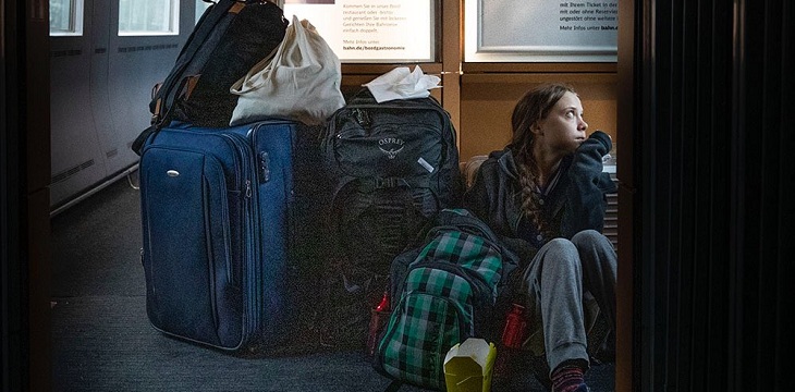 Greta Thunberg generó polémica por imagen sentada en el piso de un tren alemán: empresa respondió