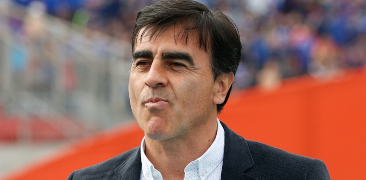 El campeón se queda sin DT: Gustavo Quinteros deja Universidad Católica para emigrar a México