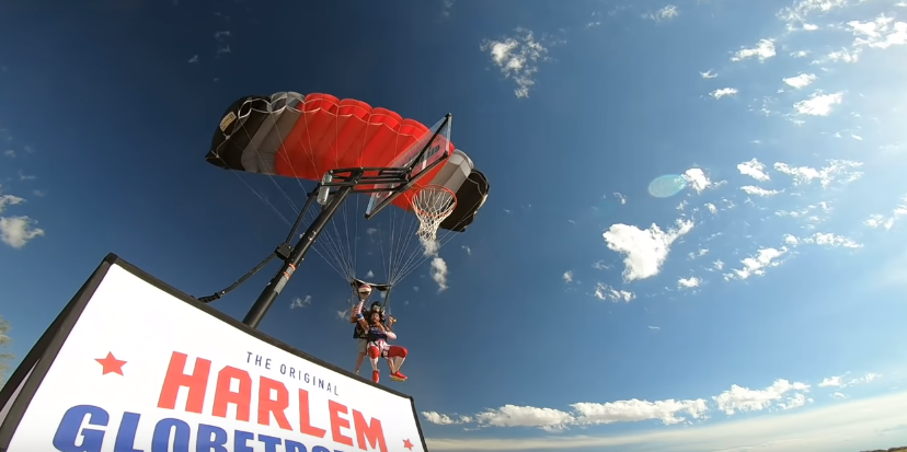 La increíble y arriesgada clavada de los Harlem Globetrotters desde casi 4 mil metros de altura