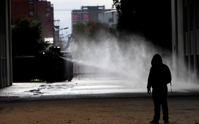 Carabineros niega uso de soda cáustica en carros lanza aguas: 