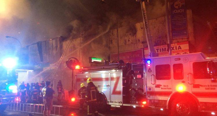 Incendio afecta a galpón de locales comerciales en centro de Santiago: al menos 8 negocios dañados