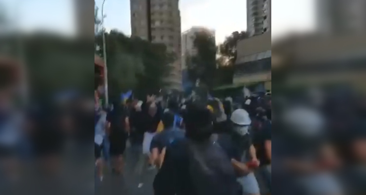 Grave y con fractura de cráneo se mantiene joven que recibió lacrimógena en su frente en Santiago