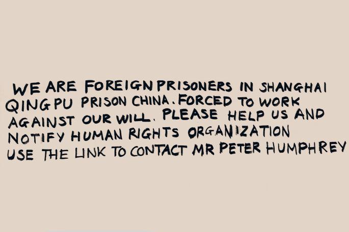 China niega que presos realicen trabajos forzados luego que niña hallara mensaje en tarjeta navideña