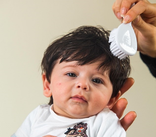 Oscar, el bebé que nació con 5 cm de cabello y fue apodado 