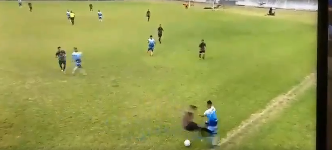 Batalla campal: brutal patada desató el caos en partido del fútbol argentino