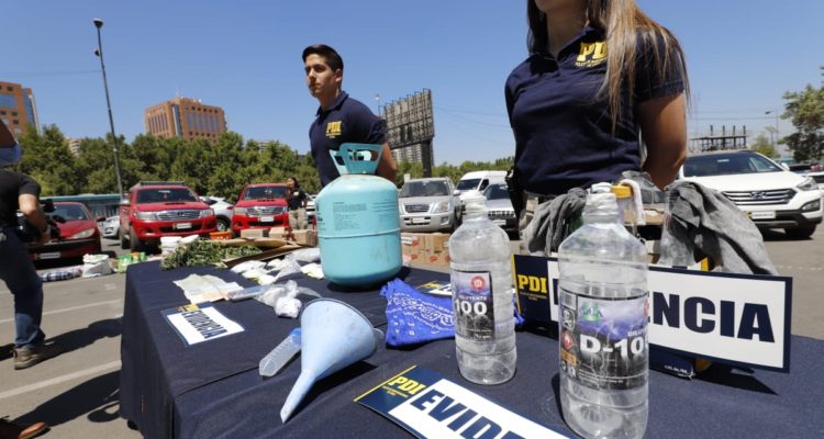 PDI detiene a 14 involucrados en saqueos y a adolescente sorprendido fabricando molotov en Baquedano