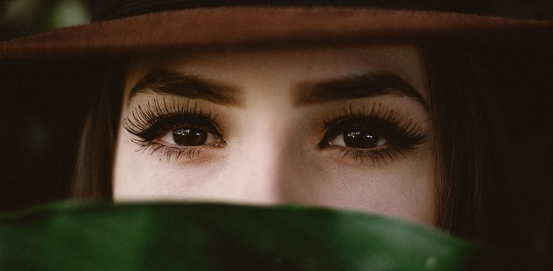 Cuidado con tus extensiones: blefaritis, la enfermedad que puede provocar 'piojos' en tus pestañas