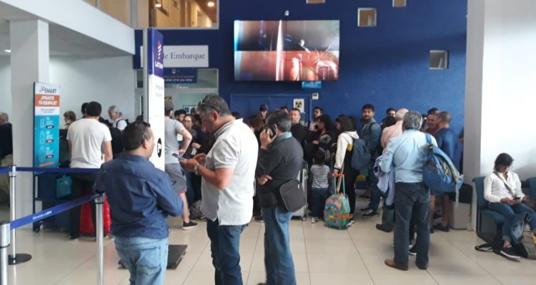 Insólito problema con sello de asfalto retrasó vuelos en aeródromo de Mariquina