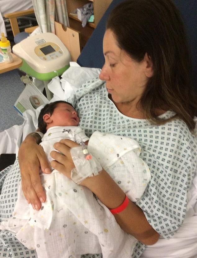 Sara Morris y su bebé Oscar