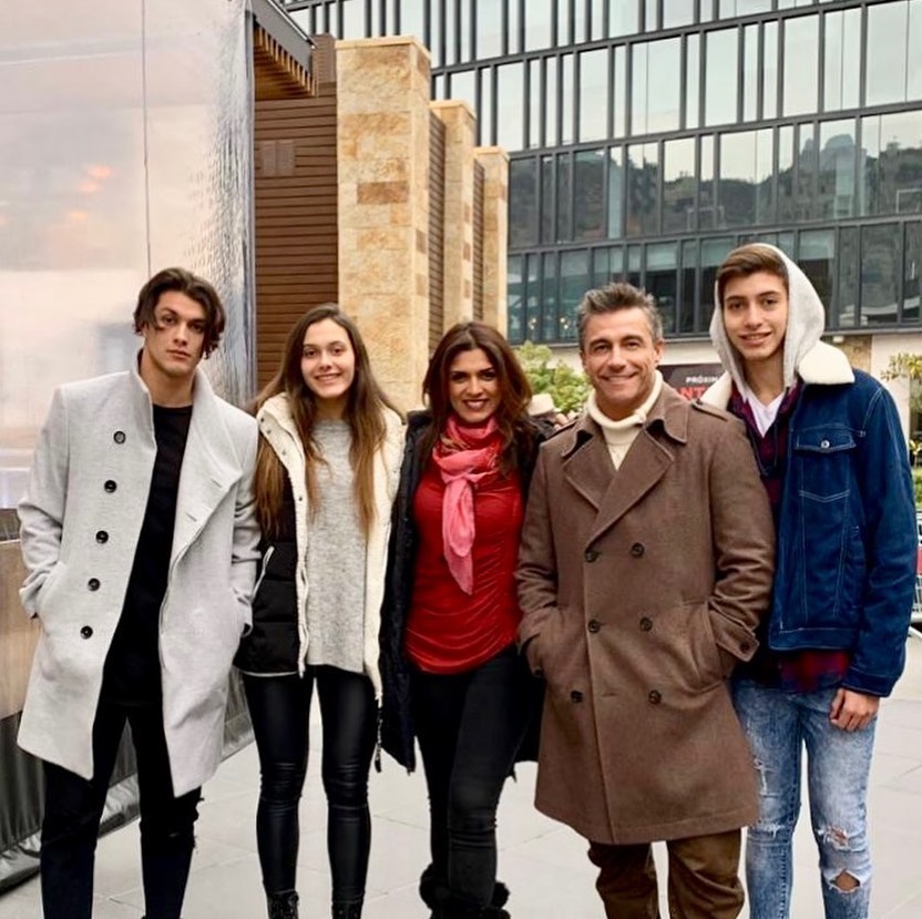 Salió de 4° medio: Ivette Vergara y Fernando Solabarrieta 'chochean' por graduación de su hija Maite