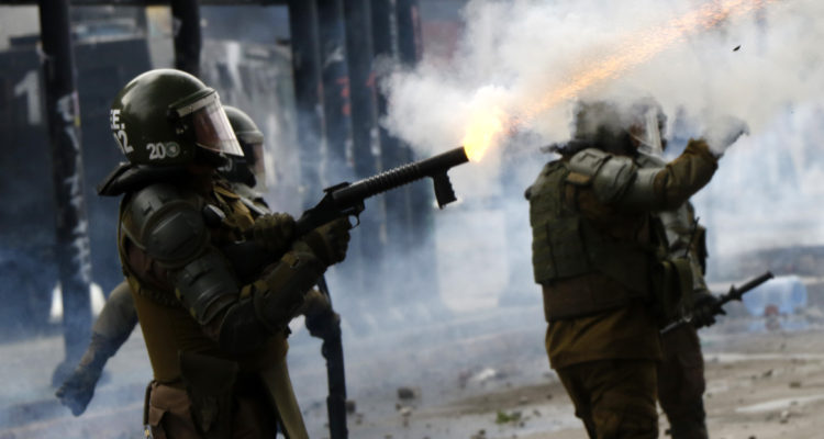 Se acabaron las lacrimógenas: Carabineros compra nuevas bombas en Brasil y limita su uso