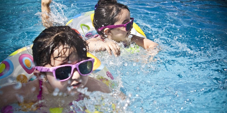 Experto entregó consejos para evitar que niños se contagien enfermedades en las piscinas