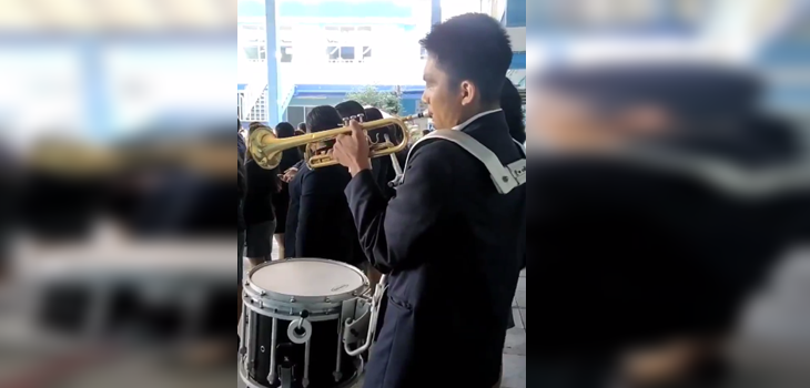 Único en la banda de su colegio: joven se vuelve viral por tocar tambor y trompeta al mismo tiempo