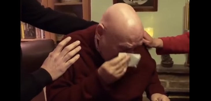 Hombre que había pasado la Navidad en los últimos 20 años recibió una emotiva sorpresa en su casa