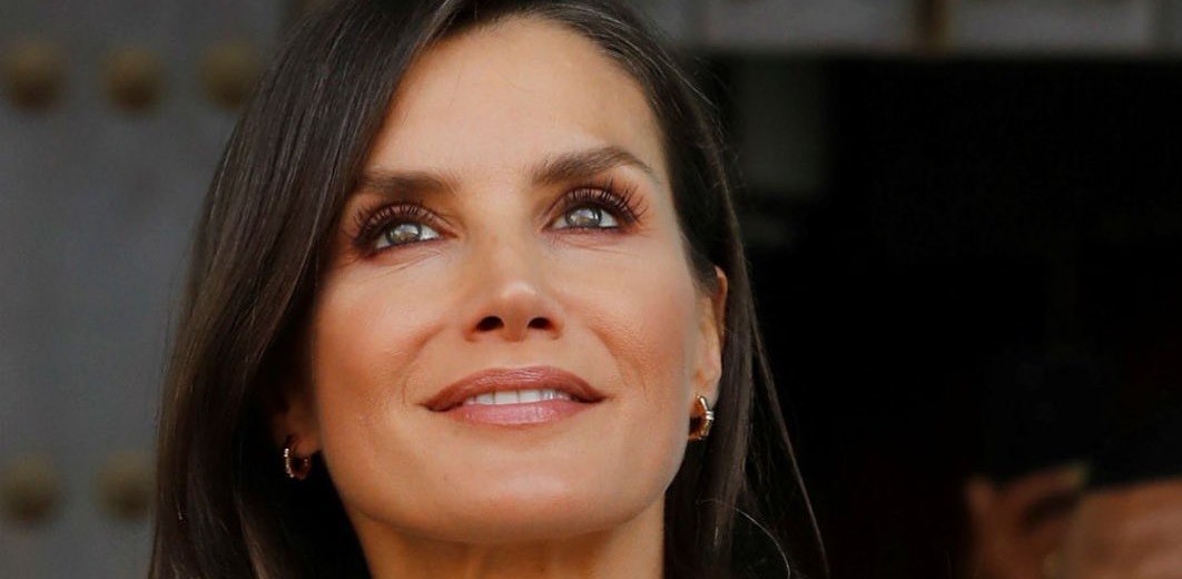 Reina Letizia deslumbró con vestido que lleva la tendencia del momento: tiene opción 'low cost'