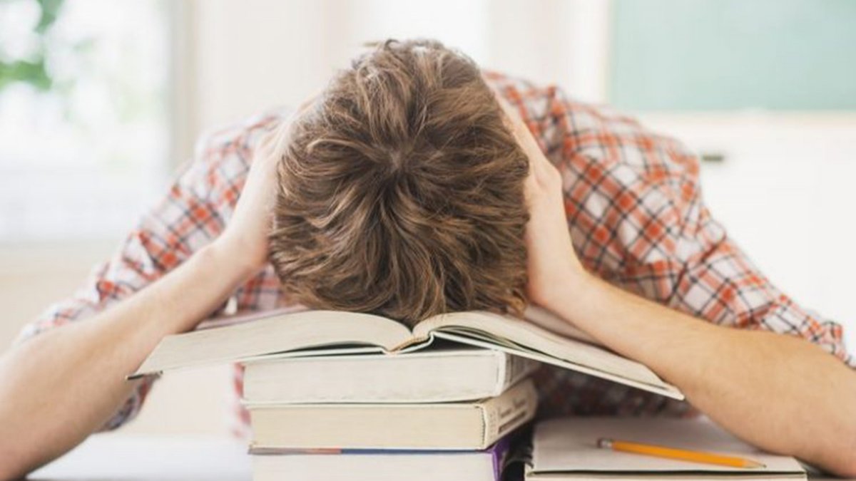 Joven reprobó 4 ramos y creó hilarante video para decírselo a sus papás: resultado es viral