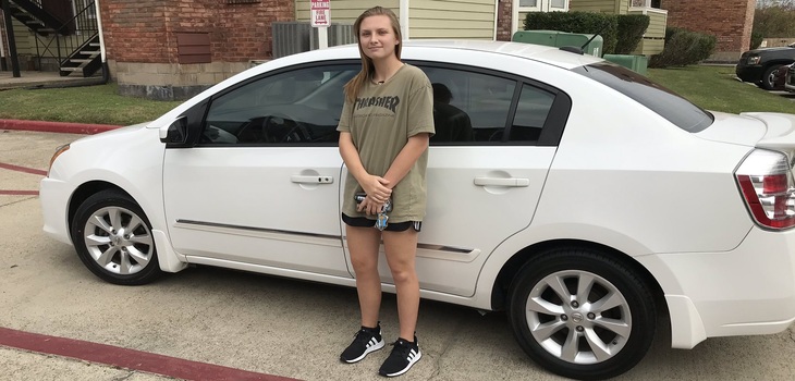 La mejor 'propina' de su vida: mesera recibió un auto por parte de una pareja que atendió